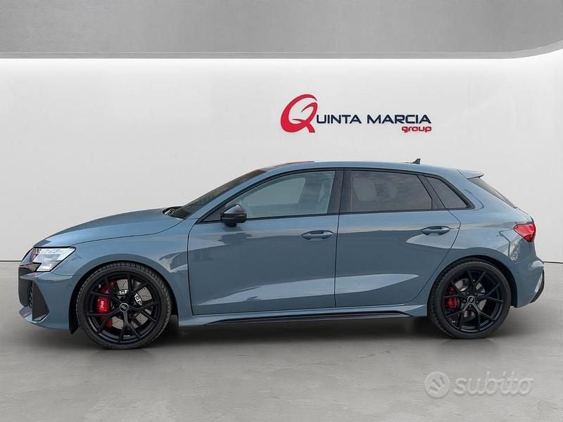 Nuova Audi RS3 Ambiente 400 CV (294 kW) 2025 Grigio kamora Berlina