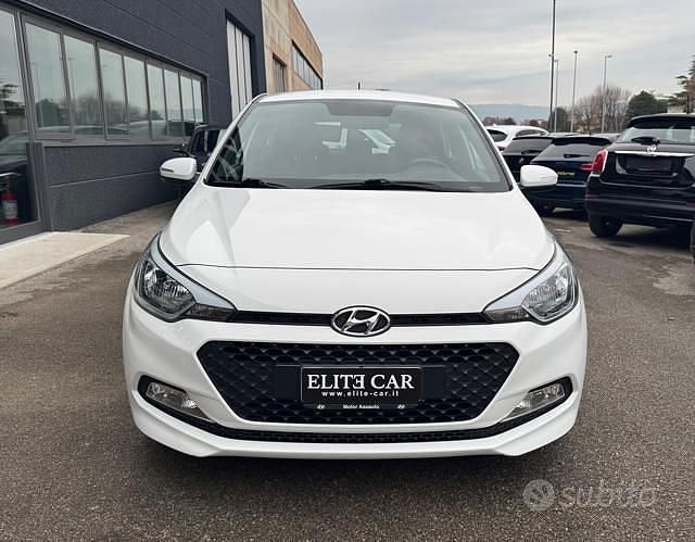 Usata Hyundai i20 Blackline 75 CV (55 kW) 2017 Bianco Berlina