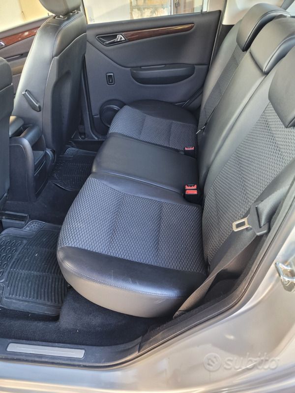 Usata Mercedes A180 109 CV (80 kW) 2012 Grigio Berlina