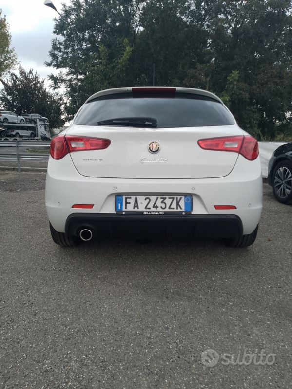 Usata 2015 Alfa Romeo Giulietta Sprint Due volumi | 9500 € (Cara) - Immagine 1/4