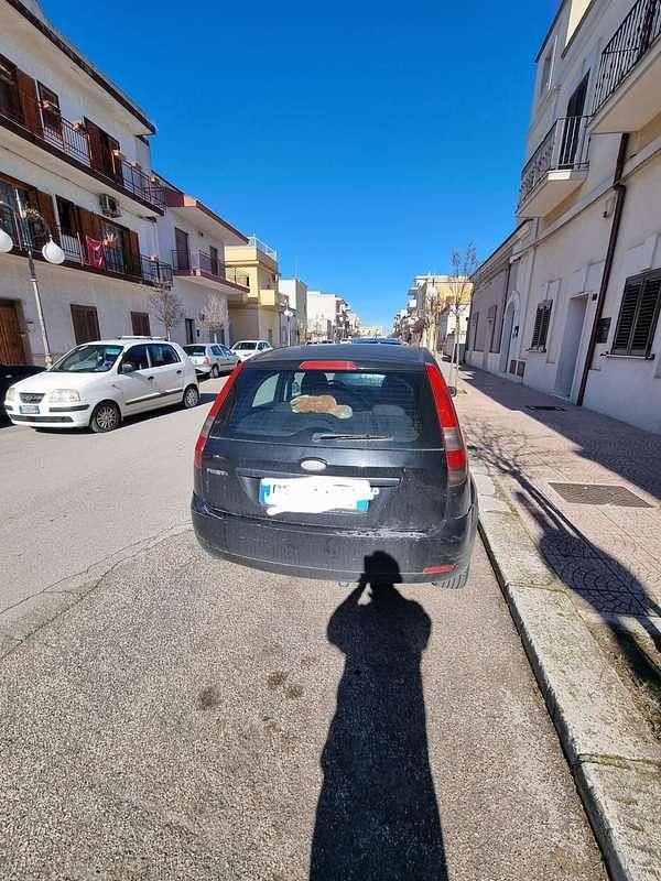 Usata Ford Fiesta Ambiente 75 CV (55 kW) 2004 Utilitaria