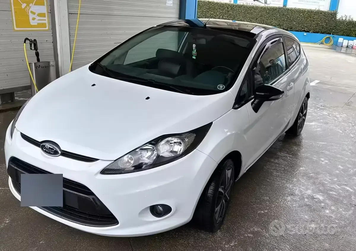 Usata Ford Fiesta 82 CV (60 kW) 2011 Bianco Berlina
