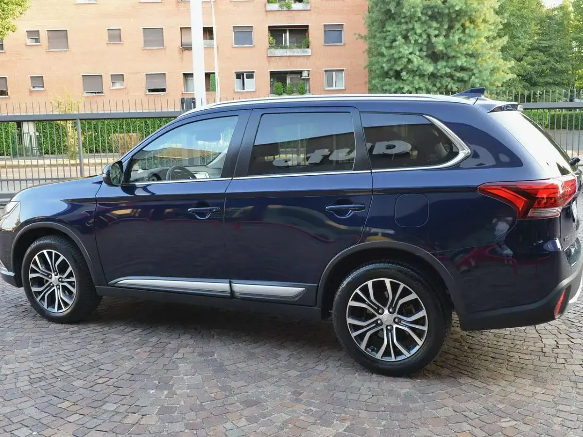 Usata Mitsubishi Outlander Instyle 150 CV (110 kW) 2018 Blu/azzurro SUV