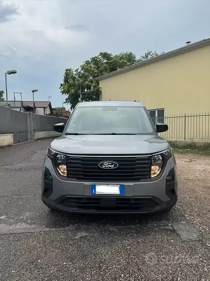 Usata Ford Tourneo Courier 125 CV (91 kW) 2024 Grigio Monovolume
