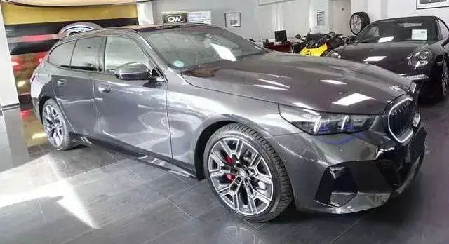 Usata BMW 520 M Sport 197 CV (144 kW) 2025 Grigio metallizzato Station wagon