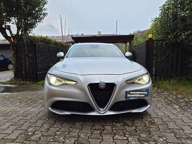 Usata Alfa Romeo Giulia Executive 160 CV (117 kW) 2020 Argento Berlina