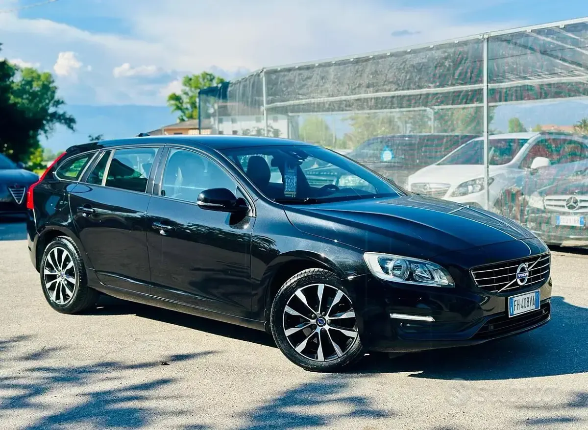 Usata Volvo V60 Dynamic 150 CV (110 kW) 2017 Nero Station wagon