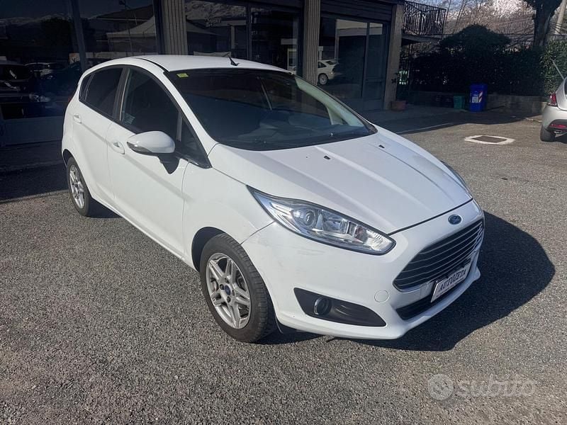 Usata Ford Fiesta Titanium 96 CV (70 kW) 2014 Bianco Utilitaria