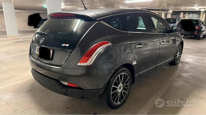 Usata Lancia Delta 120 CV (88 kW) 2012 Grigio Utilitaria