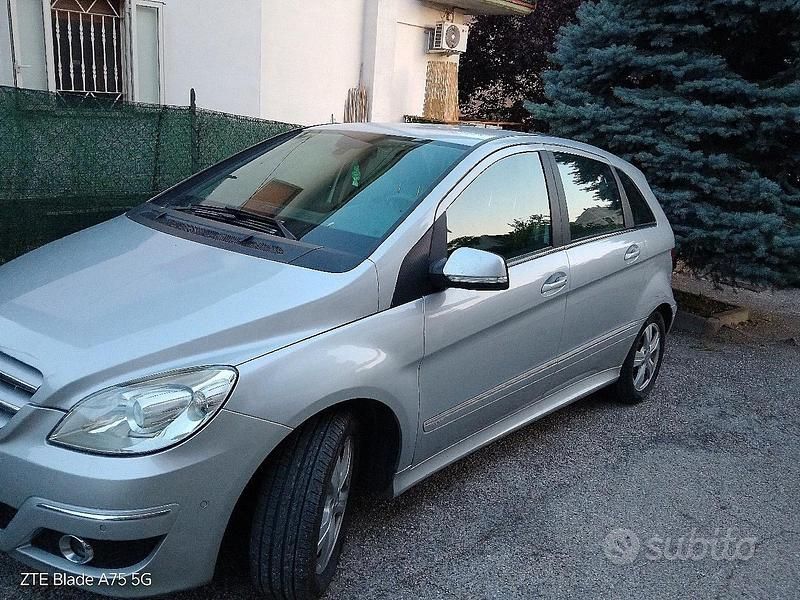 Usata Mercedes B200 136 CV (100 kW) 2010 Grigio Monovolume