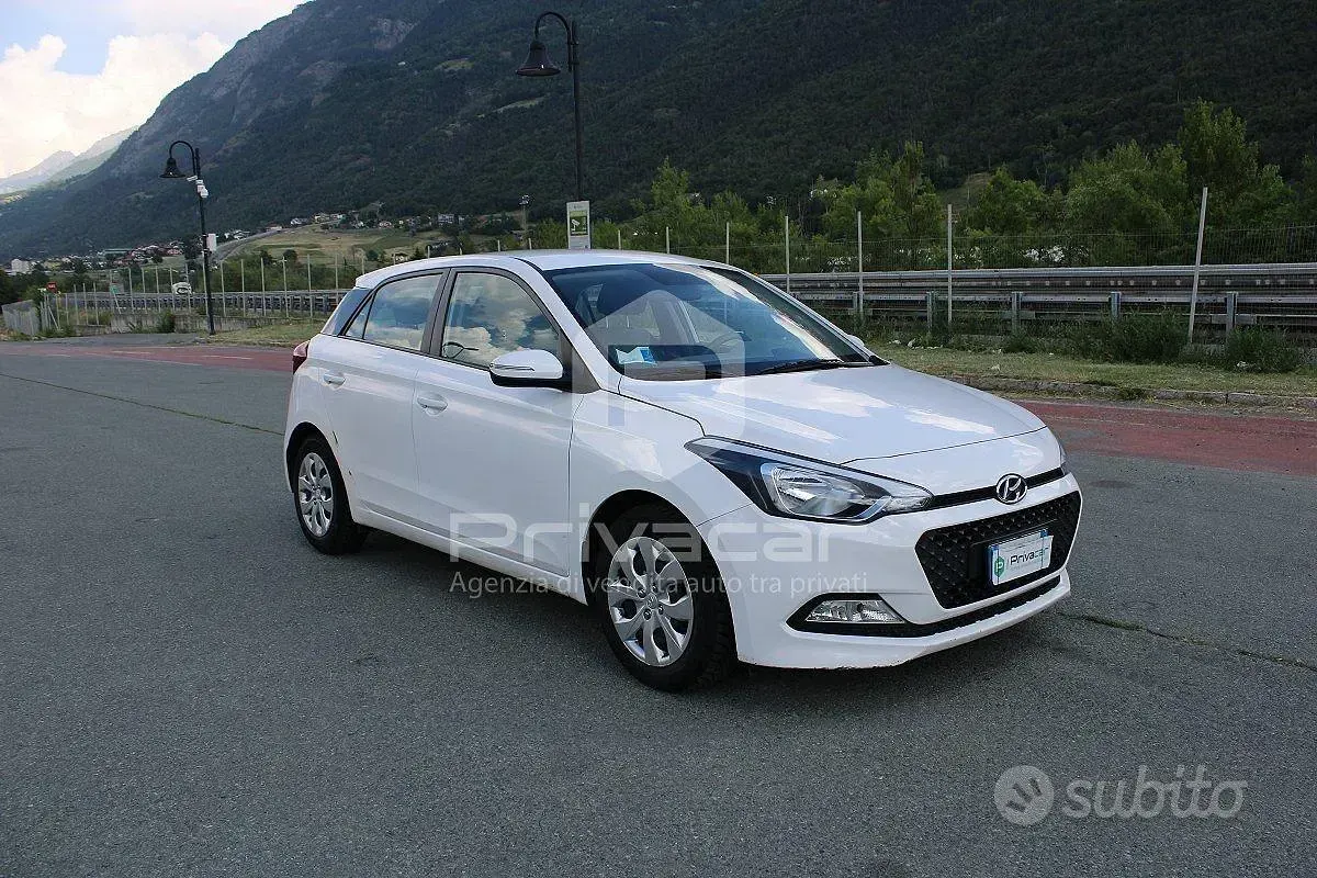 Usata Hyundai i20 Comfort 84 CV (61 kW) 2015 Bianco Utilitaria