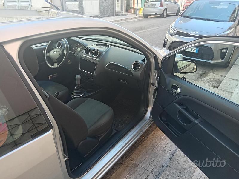 Usata Ford Fiesta 68 CV (50 kW) 2006 Grigio Utilitaria
