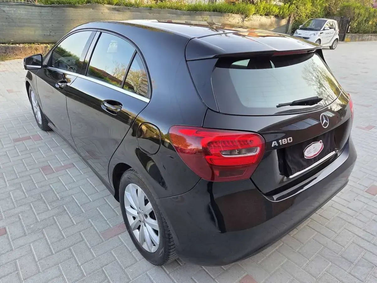 Usata Mercedes A180 Executive 122 CV (89 kW) 2017 Nero Utilitaria
