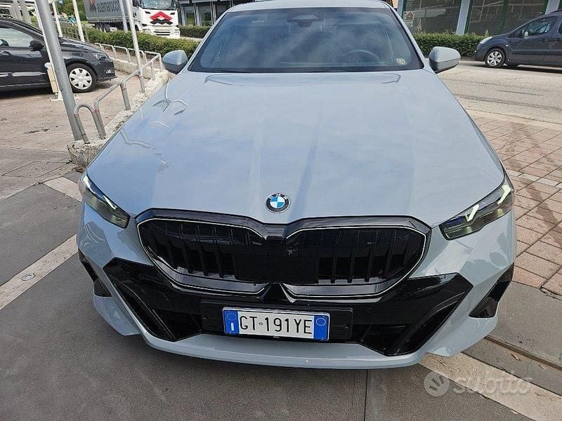 Usata BMW 520 M Sport 197 CV (144 kW) 2024 Grigio pastello Berlina