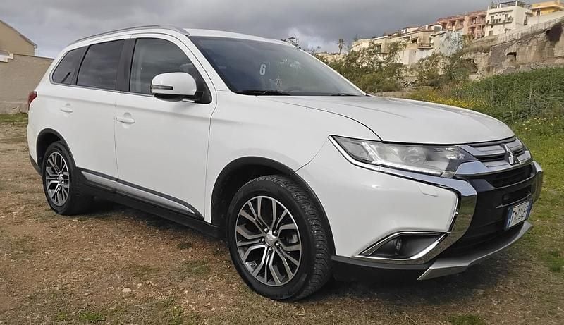 Bianco Usata 2017 Mitsubishi Outlander Instyle SUV | 13.500 € (Buon prezzo) - Immagine 1/4