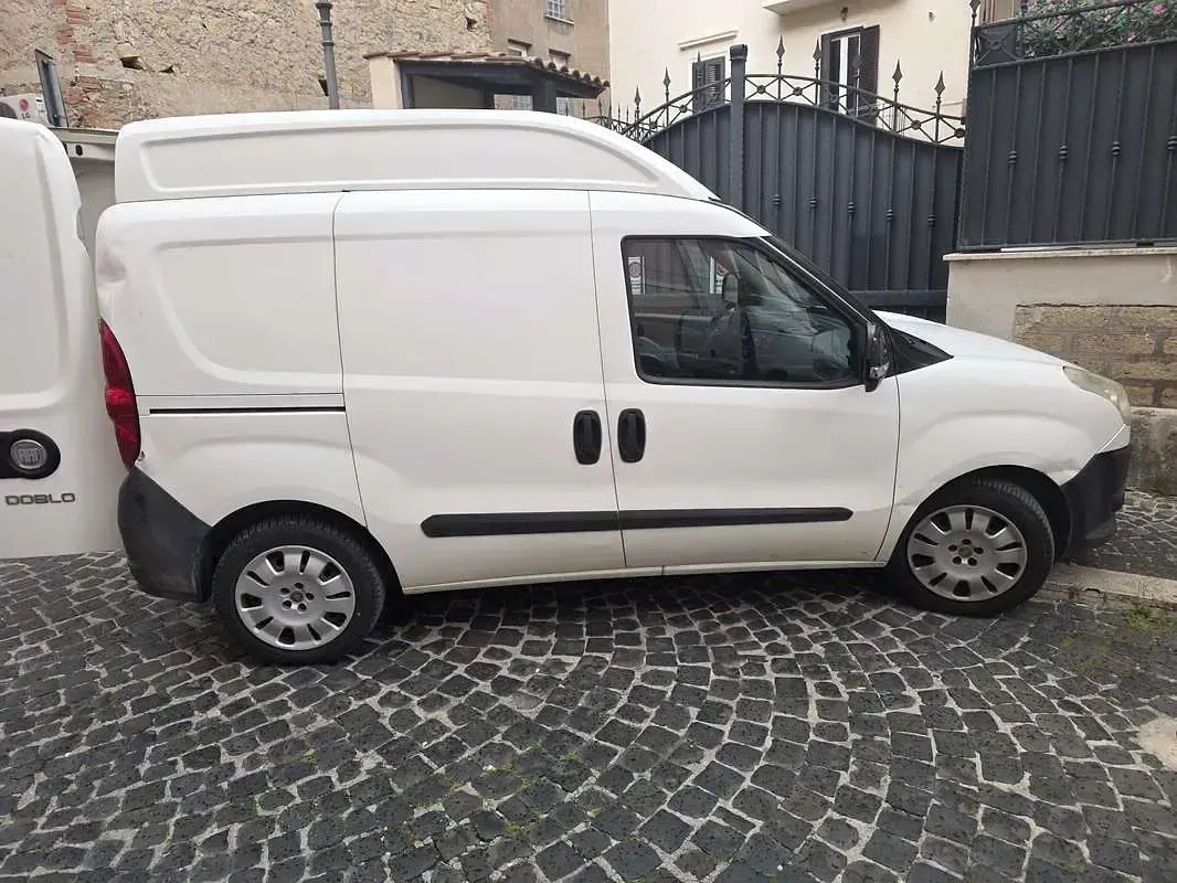Usata Fiat Doblò 116 CV (85 kW) 2011 Bianco Monovolume