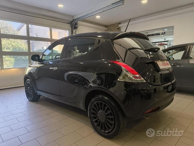Usata Lancia Ypsilon Silver 70 CV (51 kW) 2022 Nero metallizzato Utilitaria
