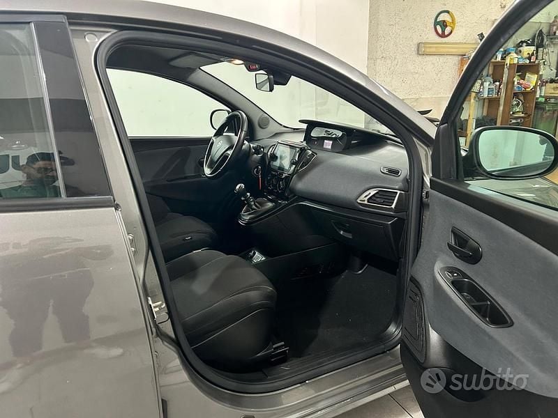 Usata Lancia Ypsilon Silver 69 CV (50 kW) 2022 Grigio Utilitaria