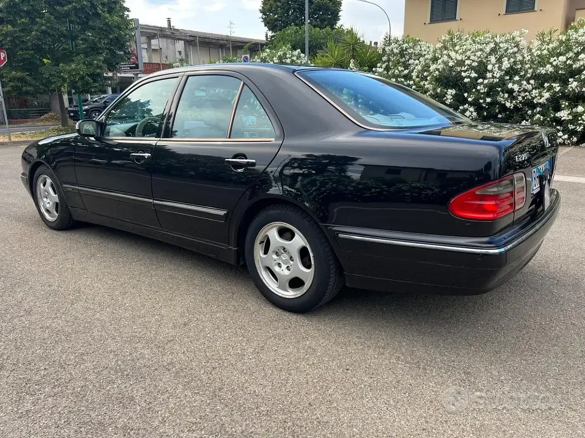 Usata Mercedes E270 Avantgarde 170 CV (125 kW) 2000 Nero Berlina