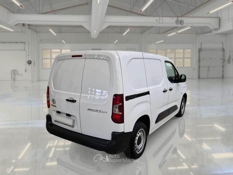 Usata Toyota Proace 102 CV (75 kW) 2021 Bianco Monovolume