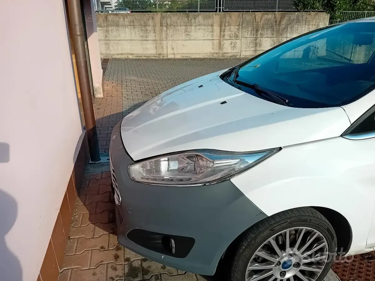 Usata Ford Fiesta 75 CV (55 kW) 2014 Bianco Utilitaria