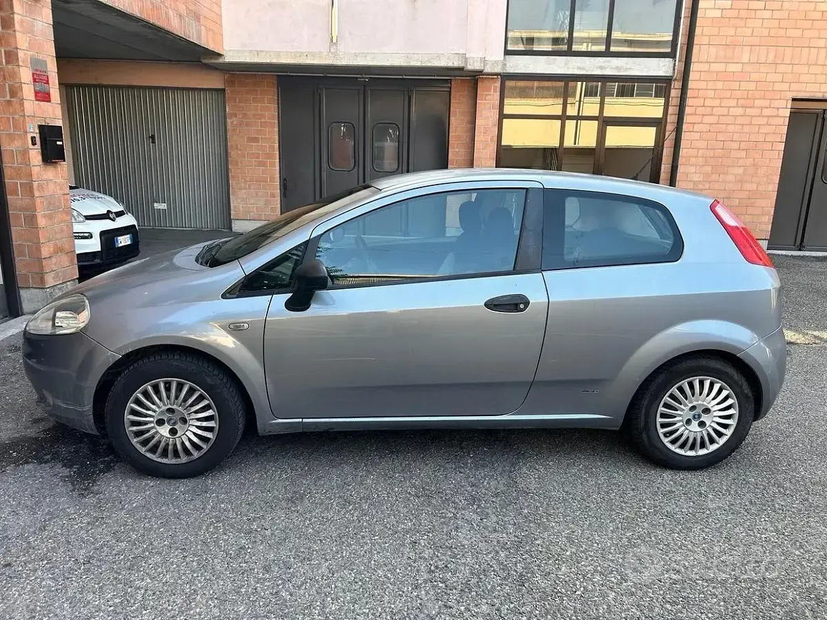 Usata Fiat Grande Punto Dynamic 65 CV (47 kW) 2007 Grigio Utilitaria