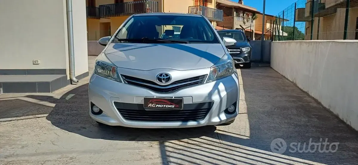 Usata Toyota Yaris Lounge 90 CV (66 kW) 2012 Grigio Utilitaria