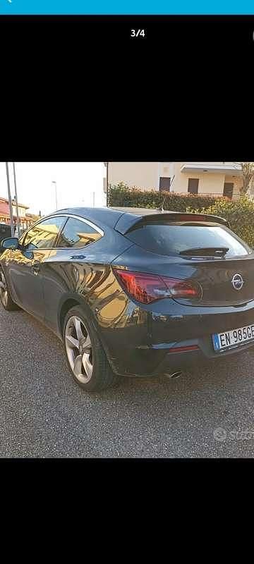 Usata Opel Astra GTC Cosmo 140 CV (102 kW) 2012 Berlina