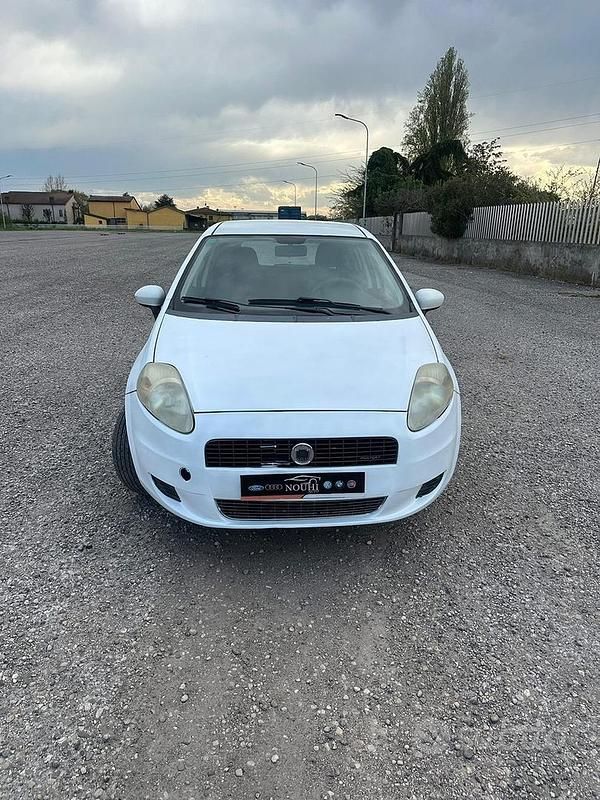Usata Fiat Grande Punto 75 CV (55 kW) 2009 Bianco Utilitaria