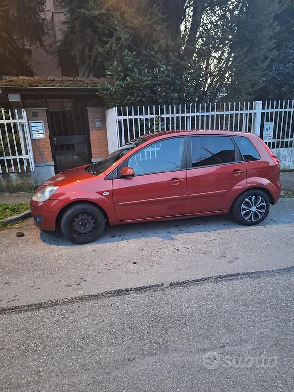 Usata Ford Fiesta 96 CV (70 kW) 2009 Rosso Utilitaria