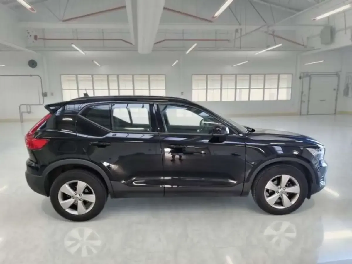Usata Volvo XC40 Momentum 129 CV (94 kW) 2021 Nero SUV
