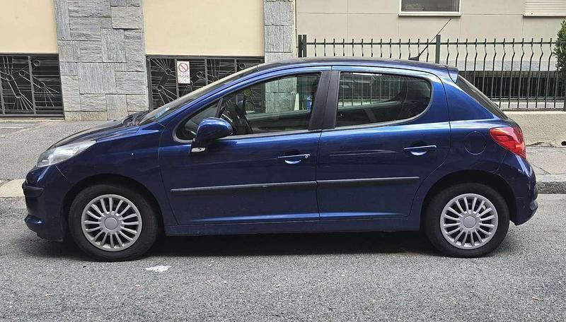 Usata 2007 Peugeot 207 Tendance Tre volumi | 2400 € (Buon prezzo) - Immagine 1/4