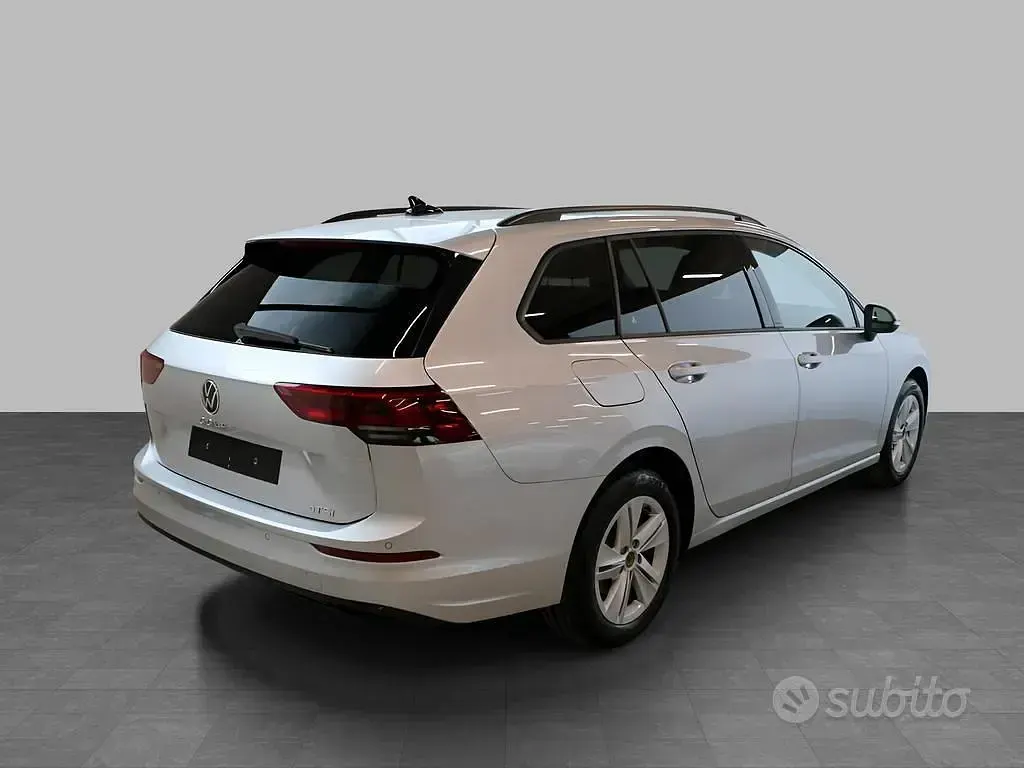 Usata VW Golf VIII Life 110 CV (80 kW) 2024 Reflex silver metallizzato Station wagon