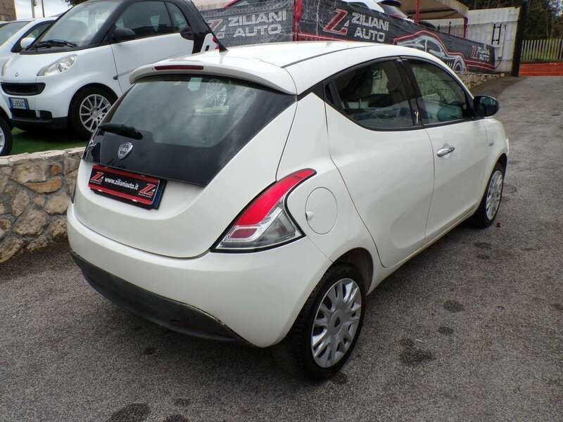 Usata Lancia Ypsilon 95 CV (69 kW) 2012 Bianco Utilitaria