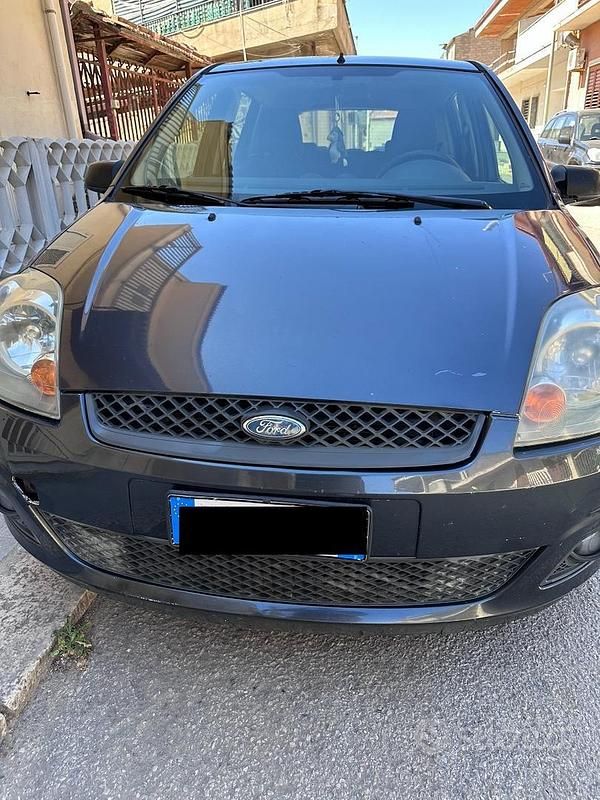 Usata Ford Fiesta 73 CV (53 kW) 2007 Grigio Utilitaria