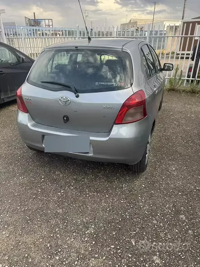 Usata Toyota Yaris 86 CV (63 kW) 2007 Grigio Utilitaria