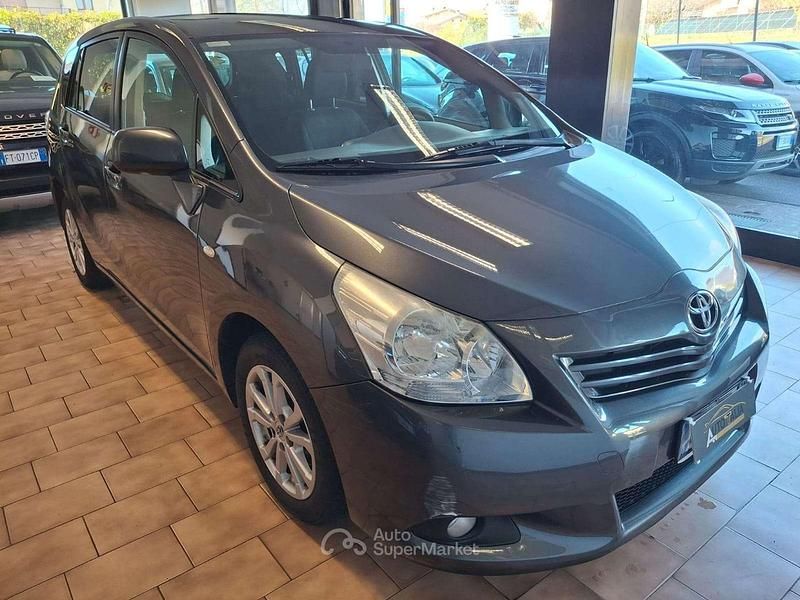 Usata Toyota Verso Active 126 CV (92 kW) 2012 Grigio Monovolume