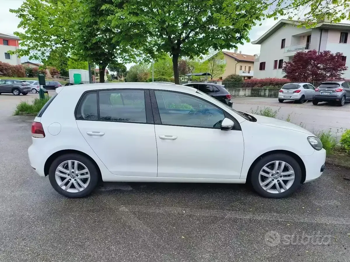 Usata VW Golf VI 105 CV (77 kW) 2010 Bianco Utilitaria