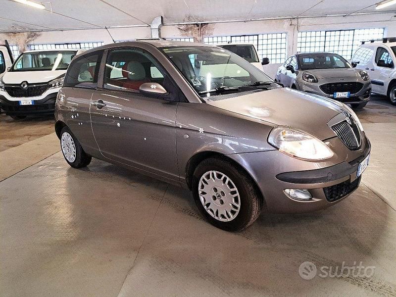 Usata Lancia Ypsilon 75 CV (55 kW) 2005 Grigio Utilitaria