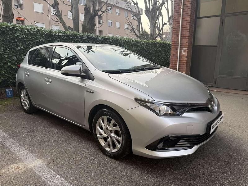 Usata Toyota Auris Hybrid Lounge 99 CV (72 kW) 2018 Argento Berlina