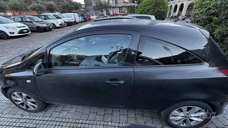 Usata Opel Corsa 85 CV (62 kW) 2013 Nero Utilitaria