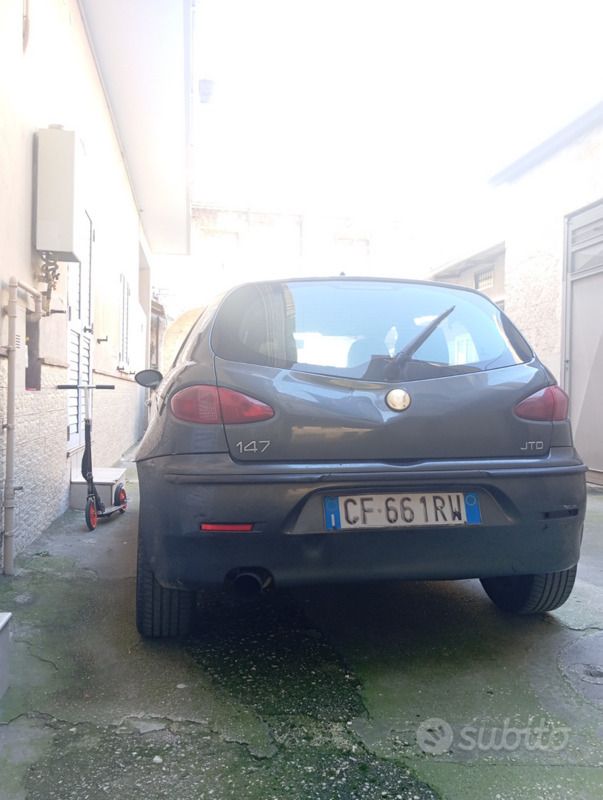 Verde Usata 2003 Alfa Romeo 147 Due volumi | 800 € (Ottimo prezzo) - Immagine 1/4