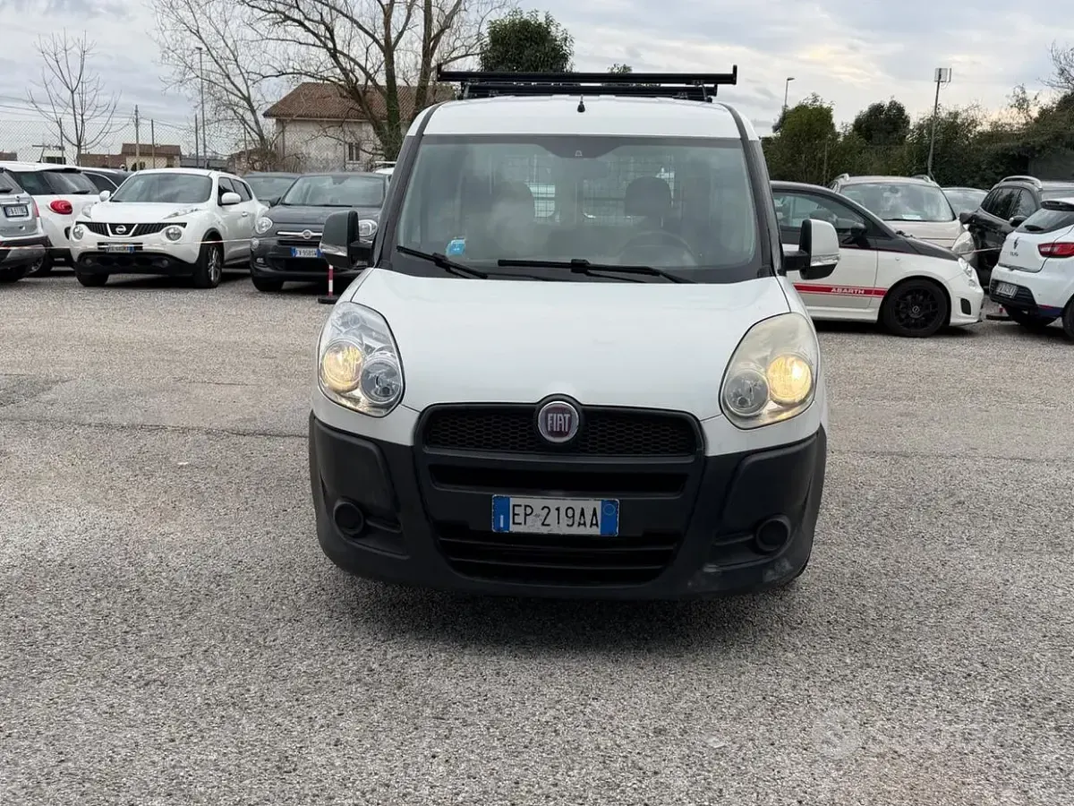 Usado Fiat Doblò Dynamic 105 HP (77 kW) 2012 Branco Monovolume