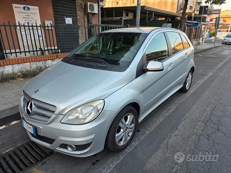 Grigio Usata 2011 Mercedes B180 Executive Monovolume | 3199 € (Ottimo prezzo) - Immagine 1/4