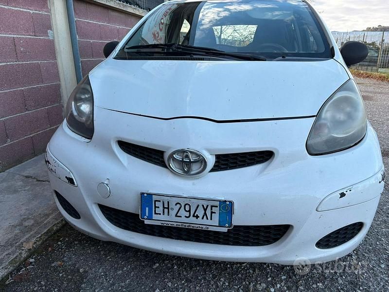 Usata Toyota Aygo 68 CV (50 kW) 2011 Bianco Utilitaria