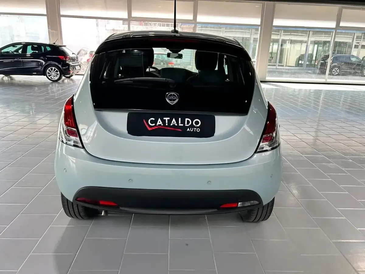 Usata Lancia Ypsilon Gold 69 CV (50 kW) 2024 Blu/azzurro Utilitaria