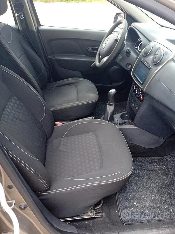 Usata Dacia Sandero Lauréate 75 CV (55 kW) 2014 Marrone Berlina