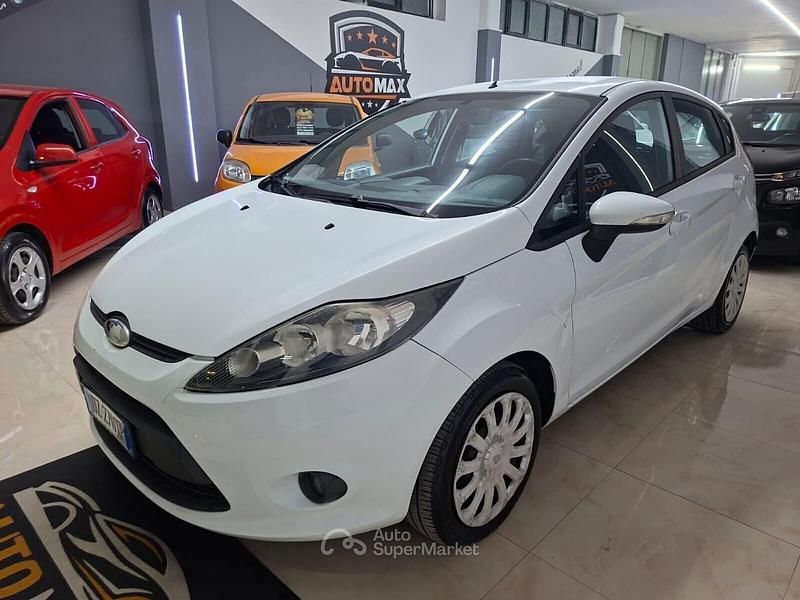 Usata Ford Fiesta 68 CV (50 kW) 2009 Bianco Utilitaria