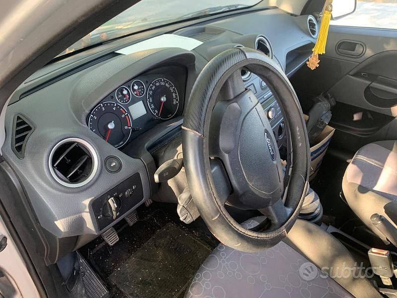 Usata Ford Fiesta 58 CV (42 kW) 2006 Grigio Utilitaria