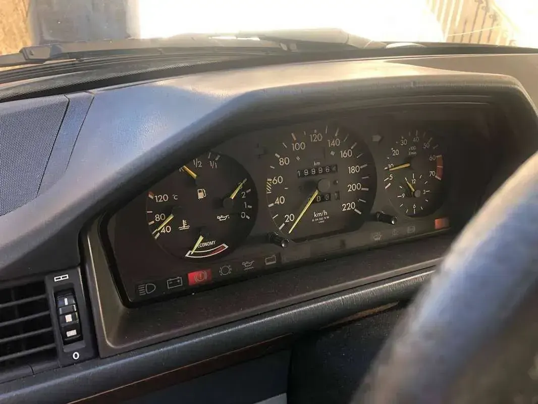 Usata Mercedes E200 122 CV (89 kW) 1990 Marrone Berlina